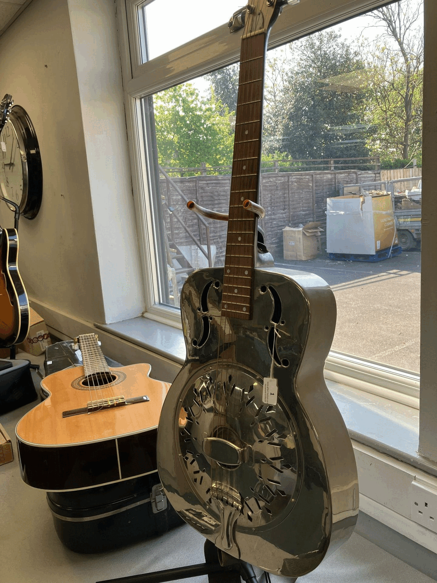 8723 - Guitars, Household and General Effects