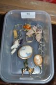 Vintage Costume Jewellery Including Brooches, etc.