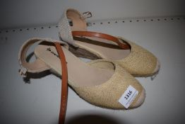 *Dunlop Wedge Sandals Size: 5 (preworn)