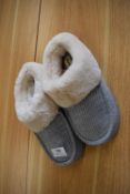 *Dearfoams Grey Slippers Size: M 5-6
