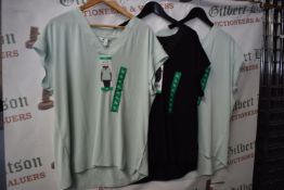 *3x Three Dots V-Neck Shirt Size: XL (2x mint, 1x black)