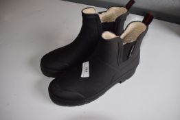 *Women’s Waterproof Fur Lined Short Boots Size: 7 (preworn)