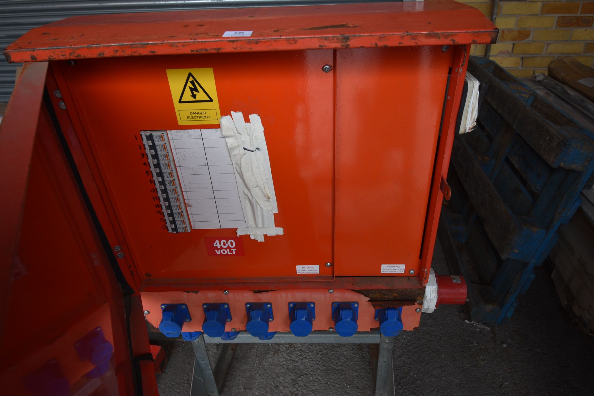 *KES Type MDA 400v Distribution Board with One 3-phase Outlet, and Twelve Blue Outlets - Image 2 of 5