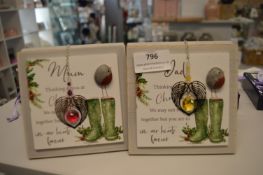 *2x Mum & Dad Plaques, plus Angel Wing Hearts