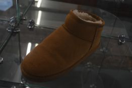 Pair of Ugg Boots Size: 5