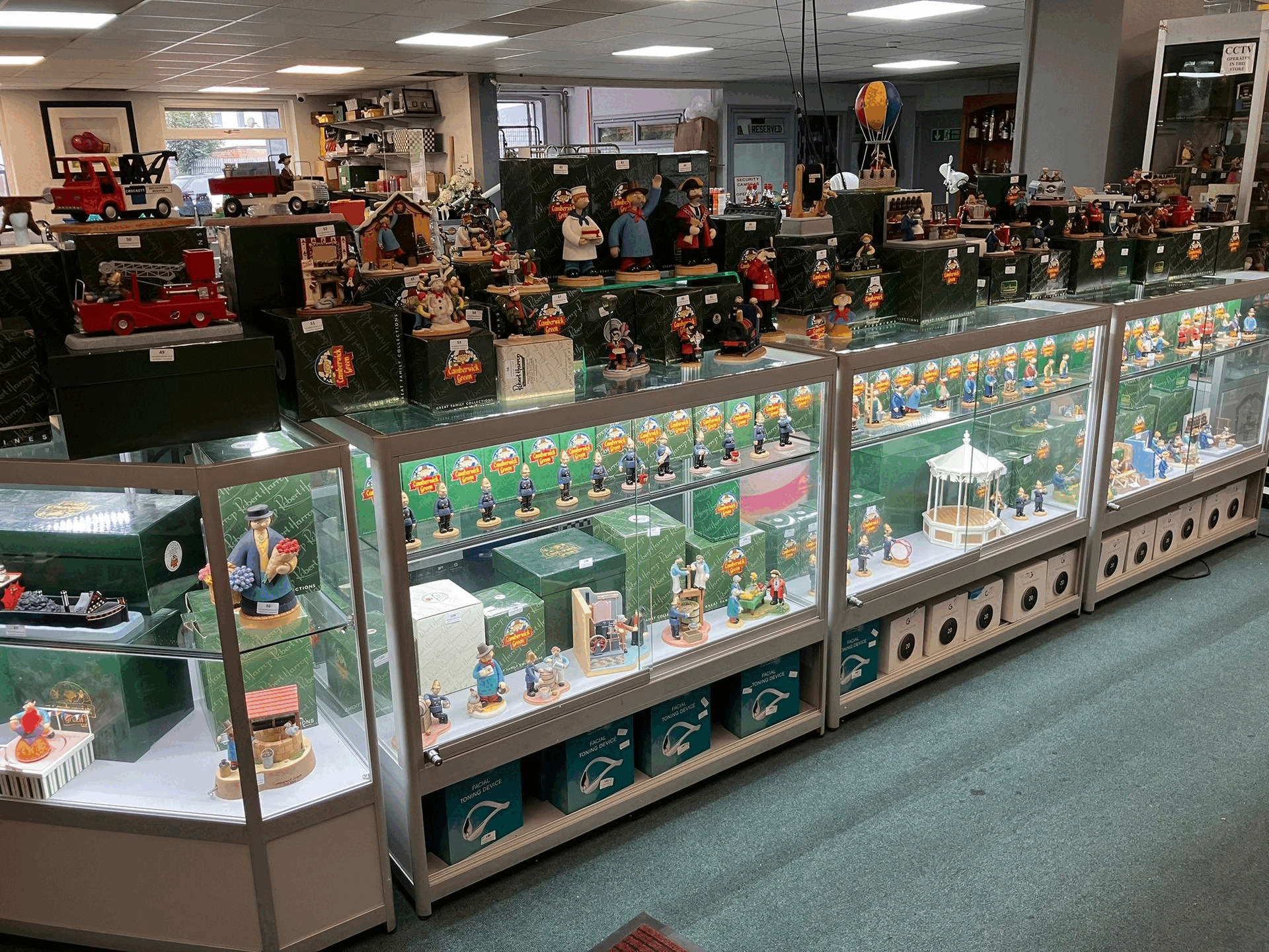 8762 - Air Rifles, Air Pistols, Collection of Camberwick Green Figures, Modern & Traditional Household Effects, Small Collectables and Curios