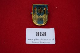 Krummau VDA Donation Badge, pressed-tin badge with city gate and towers on blue, inscribed Krummau