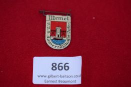 Memel VDA Donation Badge, pressed-tin badge with city tower between two supports above water,