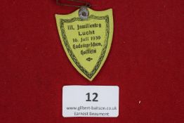 Family Day Badge, Lucht 1939, a shield-shaped printed card badge in green, inscribed III.