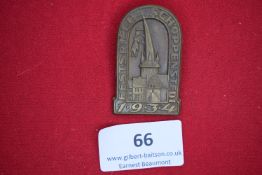 Festival Badge, Schöppenstedt 1934, a bronze-coloured arched badge depicting town church and