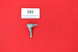 Cast Metal Commemorative Tinnie Badge in the form of an Ice Axe – A small grey-metal badge in the