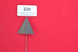 Bronze Commemorative Triangle Badge Deutscher Sängerbund Hannover – A triangular bronze tinnie badge