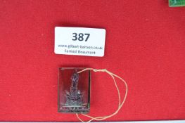 Glass Commemorative Plaque of a War Memorial – A rectangular clear glass plaque depicting a tall