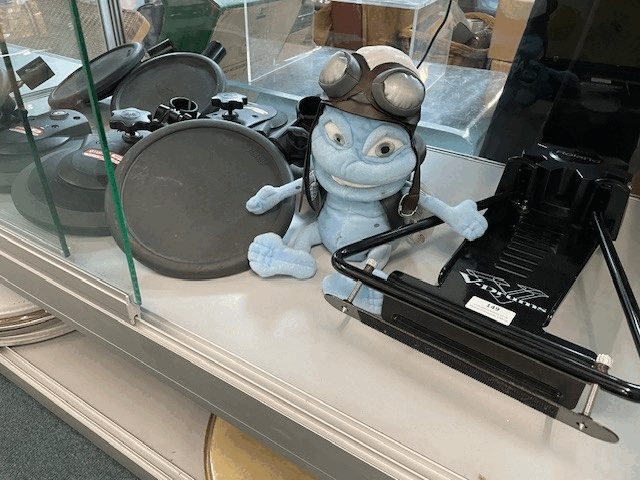 8771 - Modern and Vintage Musical Instruments