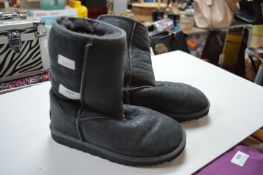 Pair of Ugg Boots Size: 5.5