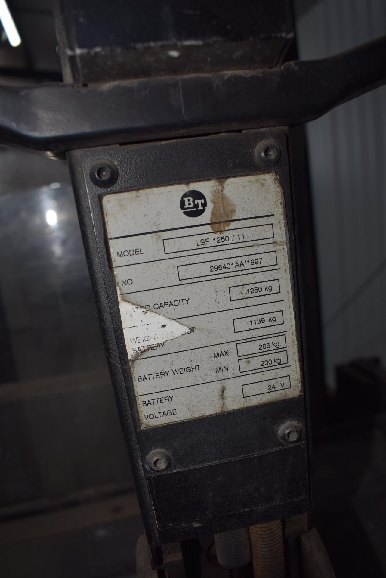 *BT Pallet truck complete with charger Model LSF12 - Image 3 of 4