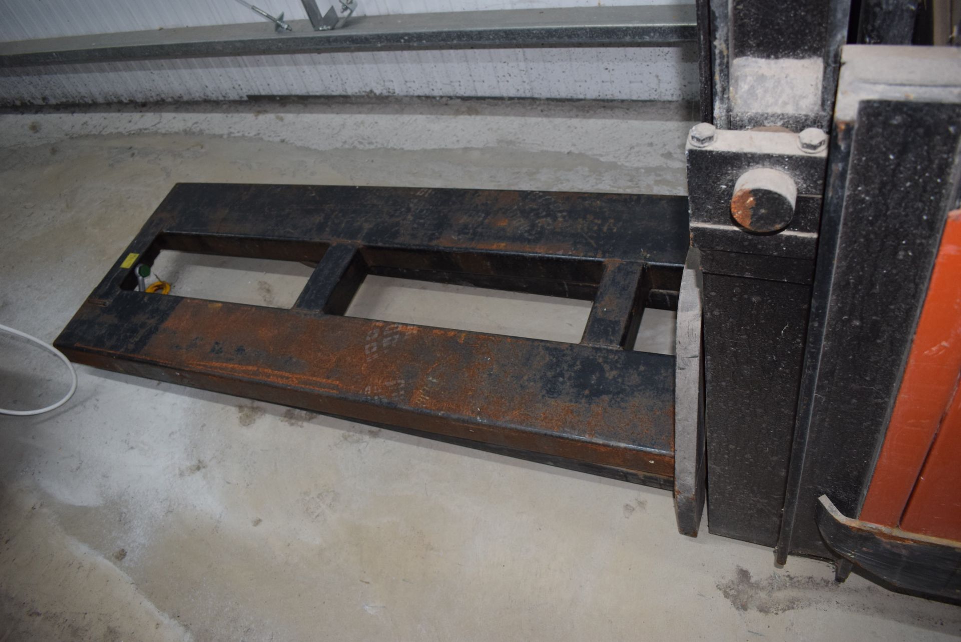 *BT Pallet truck complete with charger Model LSF12 - Image 4 of 4