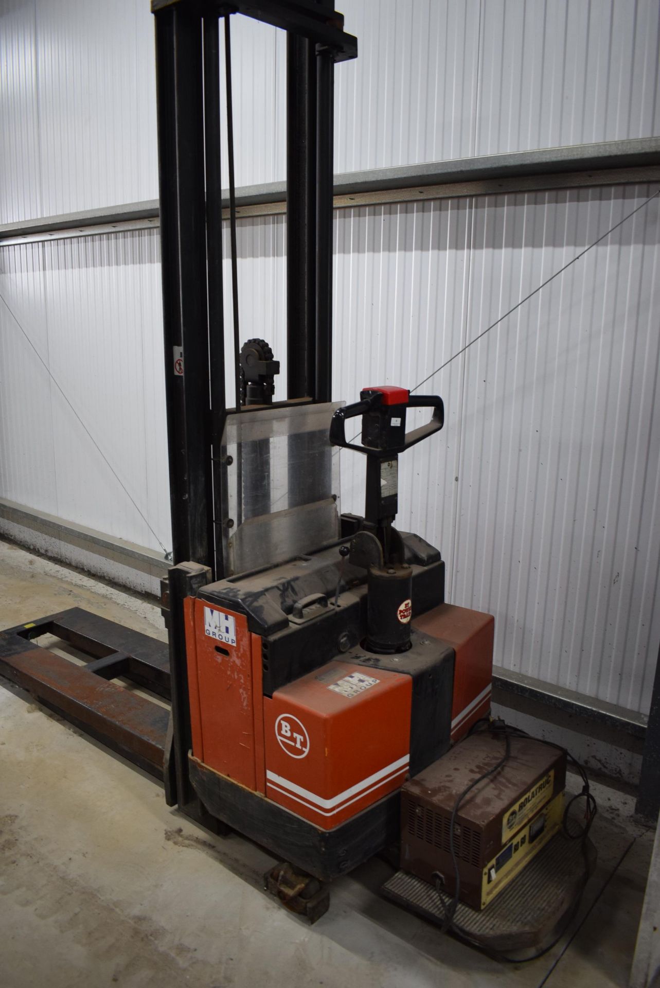 *BT Pallet truck complete with charger Model LSF12