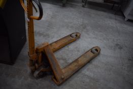 *Pallet truck 2500kg max tines Width 68cm apart 100cm length