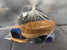 Bag of 6x Assorted Grooming Brushes
