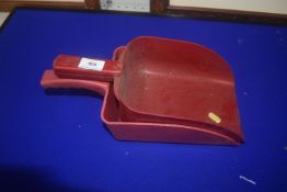 2x Feed Scoops