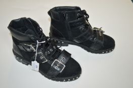 Top Shop Women’s Shoers Size: 4