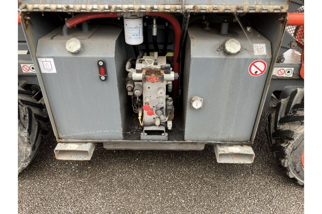 Skyjack SJ6832D 12mtr Diesel Scissor Lift - Image 5 of 12