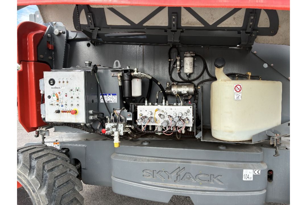 Skyjack SJ85AJ (CE) 26mtr Diesel Articulating Boom with Generator - Image 8 of 17