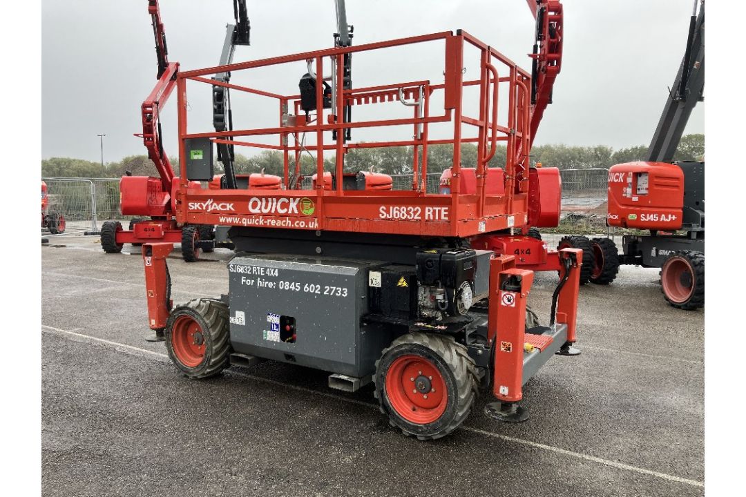 Skyjack SJ6832RT CE 12mtr Electric RT Scissor Lift - Hybrid - Image 4 of 15