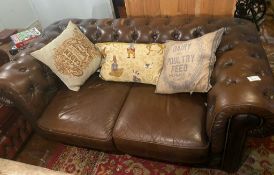 1 x Dark Brown Chesterfield 2-Seater Sofa With Scatter Cushions - (HxWxD) 700 X 1700 X 900mm -