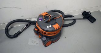 1 x Vacuum Cleaner
