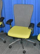 1 x Haworth 'Zody Comforto 89 Task' Ergonomical Office Swivel Chair - Armrests in Good Condition