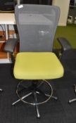 1 x Haworth Comfort 89 Ergonomical Bar Stool Featuring a Armrests and Footrests