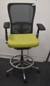 1 x Haworth Comfort 89 Ergonomical Bar Stool Featuring a Armrests and Footrests