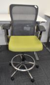 1 x Haworth Comfort 89 Ergonomical Bar Stool Featuring a Armrests and Footrests