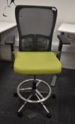 1 x Haworth Comfort 89 Ergonomical Bar Stool Featuring a Armrests and Footrests