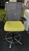 1 x Haworth Comfort 89 Ergonomical Bar Stool Featuring a Armrests and Footrests