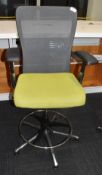 1 x Haworth Comfort 89 Ergonomical Bar Stool Featuring a Armrests and Footrests
