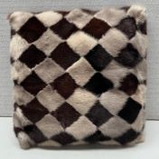 1 x Check Fur Cushion - 40X40cm - Ref: CNT750/B3-7 - CL845 - NO VAT ON THE HAMMER - Location: