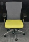 1 x Haworth 'Zody Comforto 89 Task' Ergonomical Office Swivel Chair - Green Seat with Black Mesh