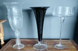 3 x Assorted Decorative Glass Vases - CL985 - NO VAT ON THE HAMMER - Location: Cheshire WA16More
