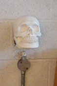 1 x Wall Mounted Skull Lamp - 16cm