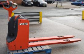 1 x Linde T20 Electric Pallet Truck - K720 / WH3 - CL011 - Location: Altrincham WA14