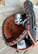 1 x Spalding Top Grain Leather Closed Web Baseball Catcher's Mitt with 2 x Rawling Balls - CL985 -