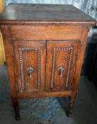 1 x Antique Solid Oak 2-Door Cabinet Table - CL985 - NO VAT ON THE HAMMER - Location: Cheshire