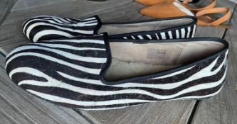 1 x Pair of UGG Branded Zebra Print Ladies Shoes - Size EU 41 / UK 8.5 - CL985 - NO VAT ON THE