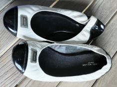1 x Pair of KAREN MILLER Women's Designer Flat Shoes in Black and White, Size EU39 - CL985 - NO