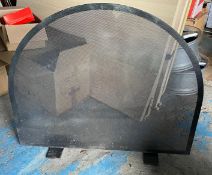 1 x Free-Standing Arched Fireguard Fireplace Screen - CL985 - NO VAT ON THE HAMMER - Location: