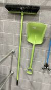 1 x Green Brush And Shovel - Ref: LB181 - CL1019 - Location: Waltham Abbey EN9Collection Details: