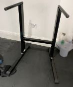 1 x Monumart Ltd 200kg Metal Dip Bar in Black - CL1028 - NO VAT ON THE HAMMER - Location: Altrincham